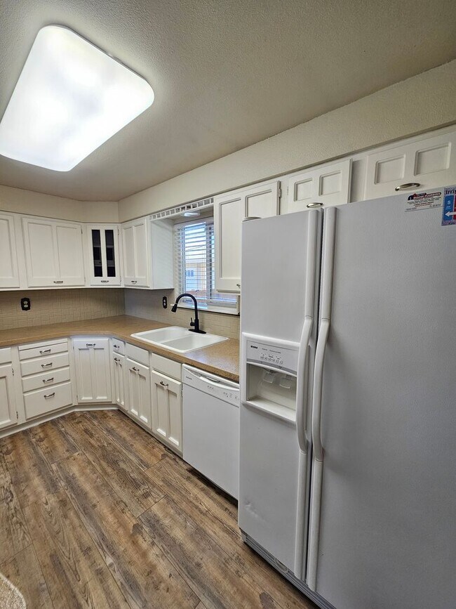 Building Photo - 3 Bedroom home in desirable neighborhood!