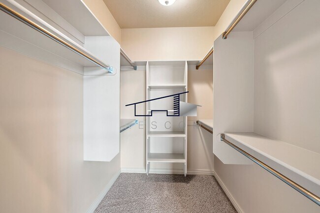 Building Photo - Large Riverdale 4 Bedroom 3.5 Bathroom Tow...