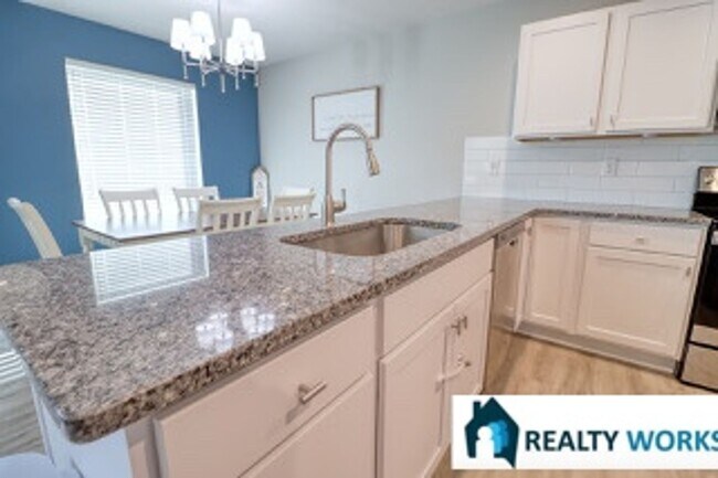 Building Photo - 3 Bedroom, 2.5 Bath townhome in great loca...