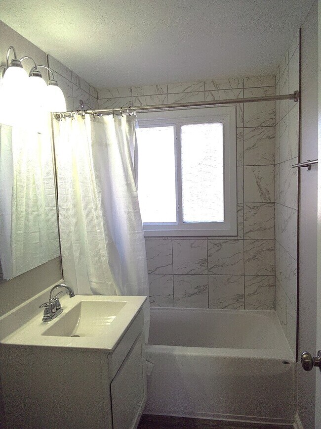 Building Photo - 15 Indianwood Blvd