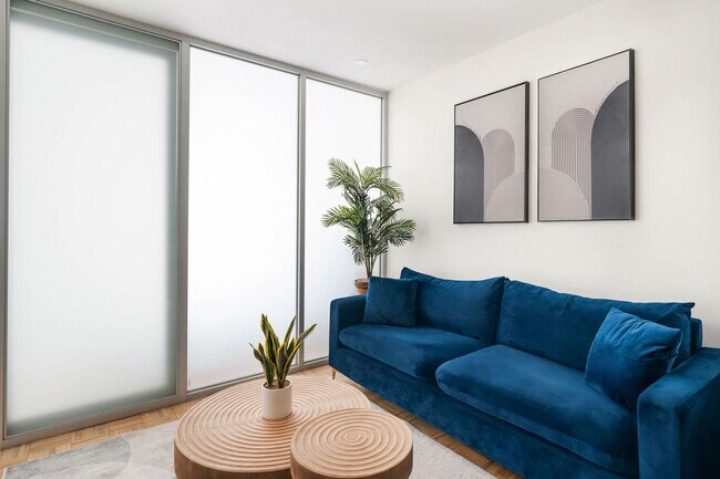 Building Photo - 244 E 75th St