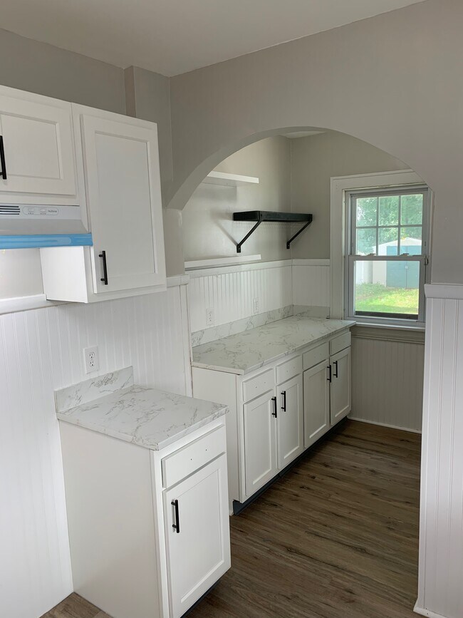 Breakfast bar - 1042 Collinwood Ave