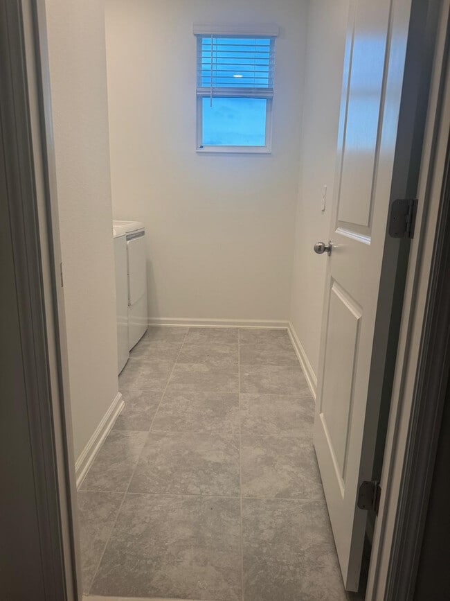 Building Photo - 240 Bogey Dr