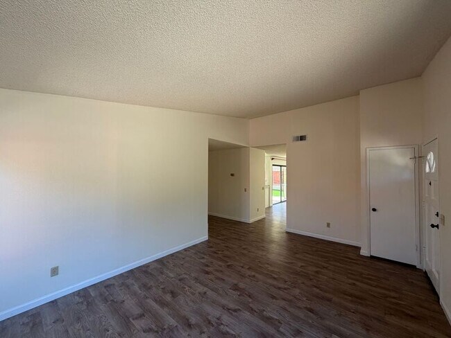 Building Photo - 720 Valley Crest Dr