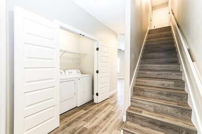Building Photo - 3 Bed/ 3Bath townhome with Roof top Deck!