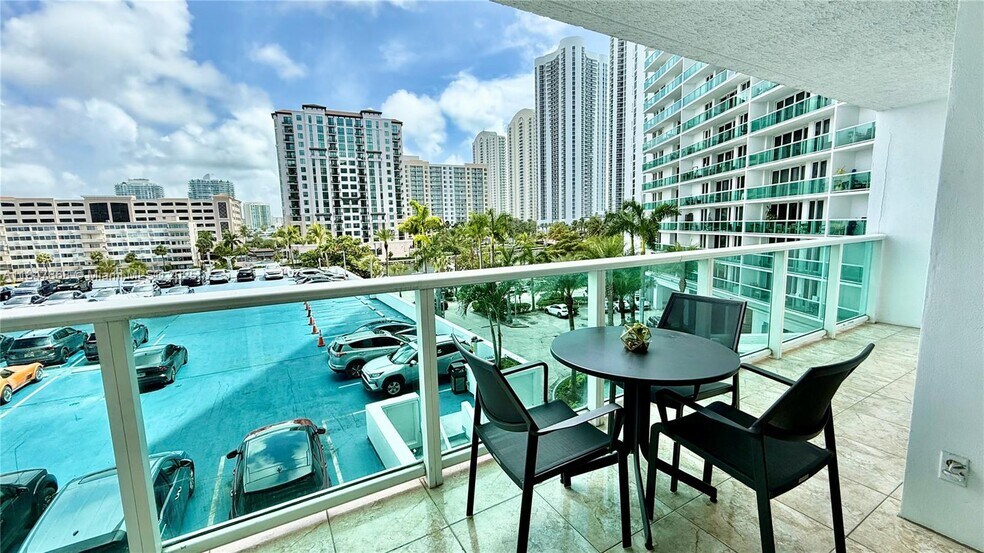 Building Photo - 100 Bayview Dr