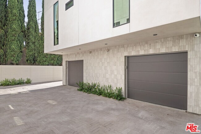Building Photo - 426 Arnaz Dr