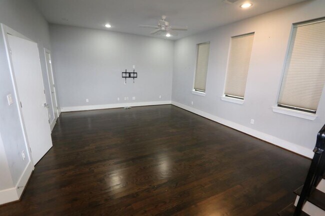 Building Photo - 2103 Hadley St