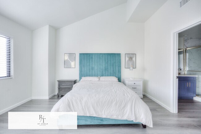 Building Photo - Fully Remodeled | Spacious & Bright Townhome