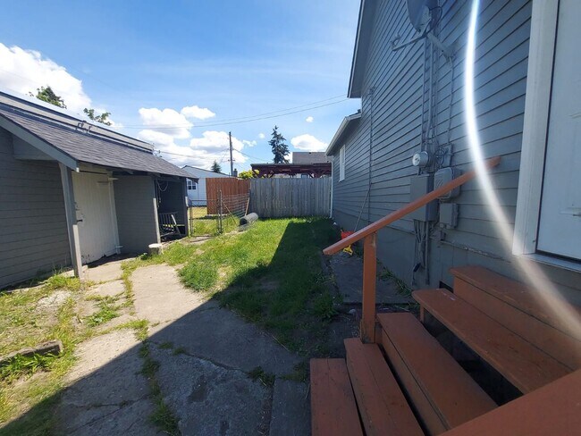 Building Photo - Charming Tacoma Home on a Peaceful Corner Lot!