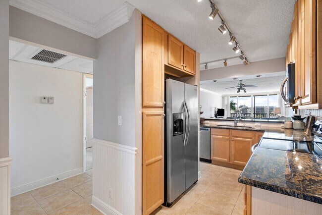 Building Photo - 9 Royal Palm Way