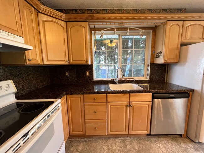 Building Photo - 4019 SE 66th Ave