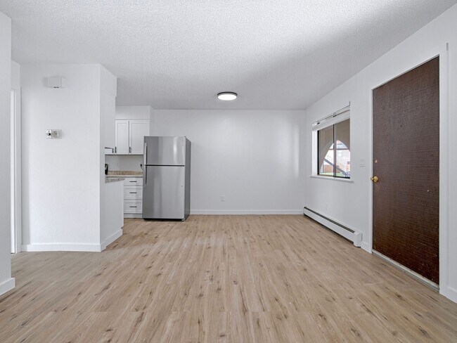 Building Photo - Remodeled 1 Bedroom, 1 Bathroom Apartment- Close to shopping!