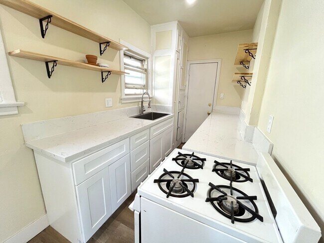 Building Photo - Just Listed! 1B/1B Newly Remodeled Unit