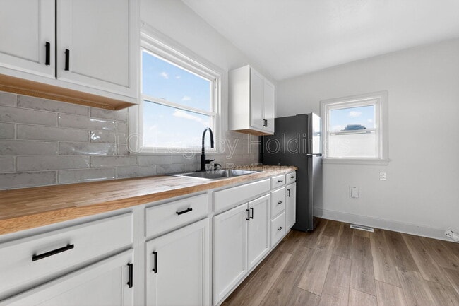 Building Photo - 604 1/2 Hart Street