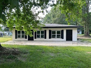 Building Photo - 3 Bedroom 1 Bath House Available For Rent