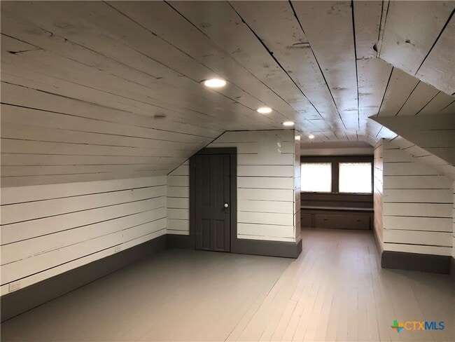 Building Photo - 414 W San Antonio St