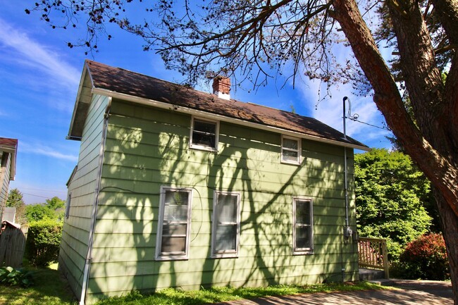 Building Photo - Small house in Wiles Hill section of Morga...