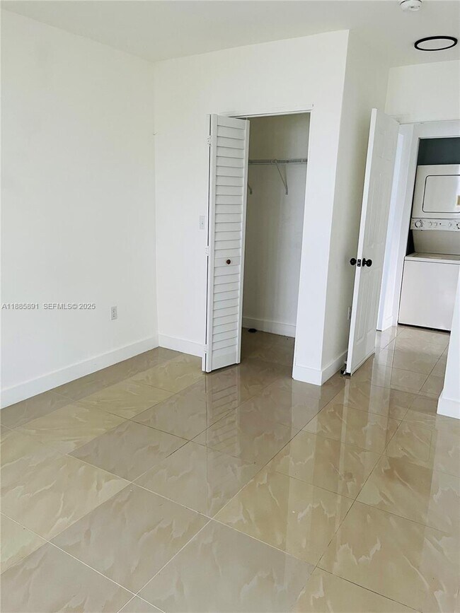 Building Photo - 1935 Marseille Dr