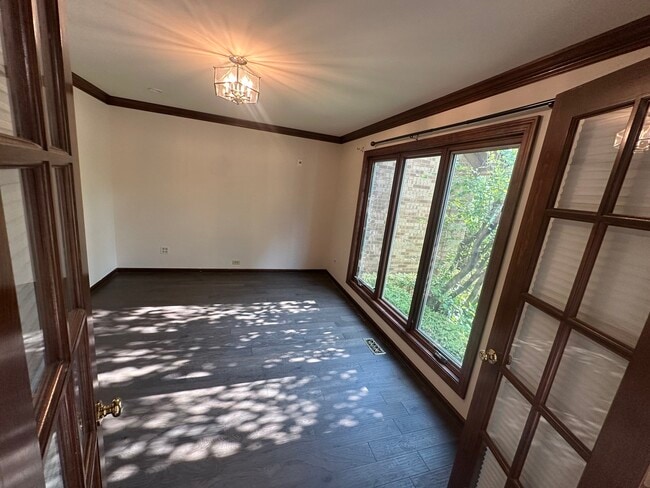 Building Photo - 1055 Knollwood Ln