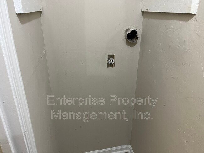 Building Photo - 424 Deerskin Dr