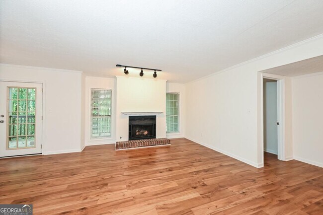 Building Photo - 201 Lenox Way NE