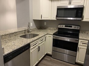 Building Photo - 1548 SE Royal Green Cir