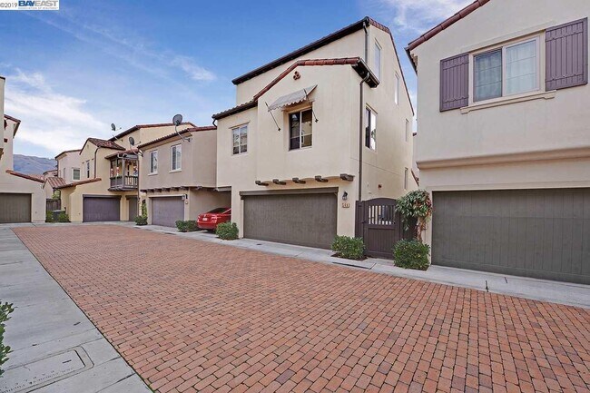 Building Photo - 549 Ficus Terrace