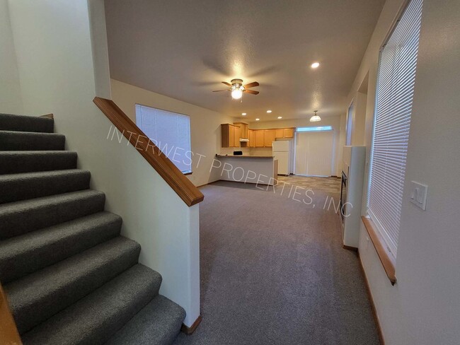 Building Photo - *1/2 OFF 1ST MONTH'S RENT PROMO* 3 Bed NE ...