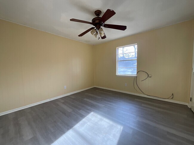 Building Photo - 1361 Shady Ln