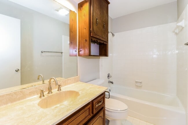 Building Photo - 16 Turtle Creek Ct