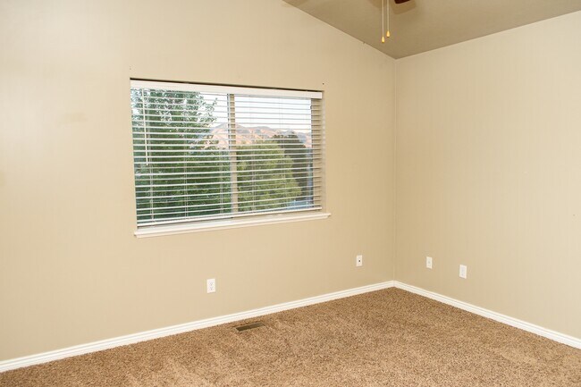 Building Photo - 564 800 E