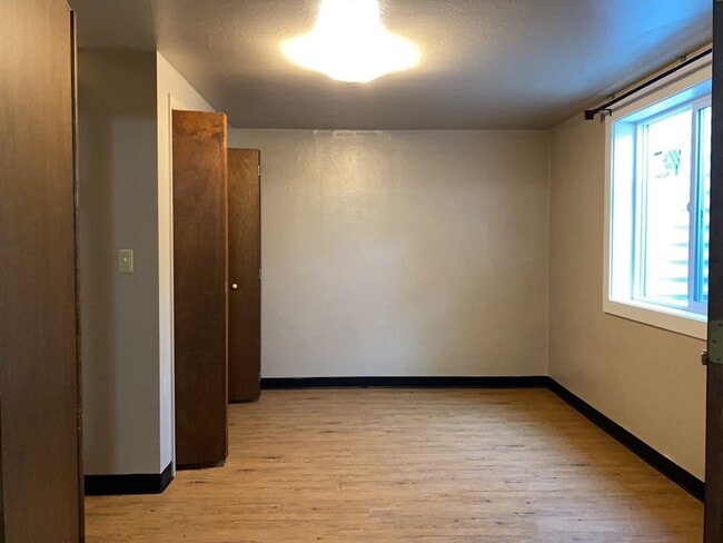 Building Photo - STUDENTS WELCOME! 5 Bed 2 Bath Ranch House w/ Basement