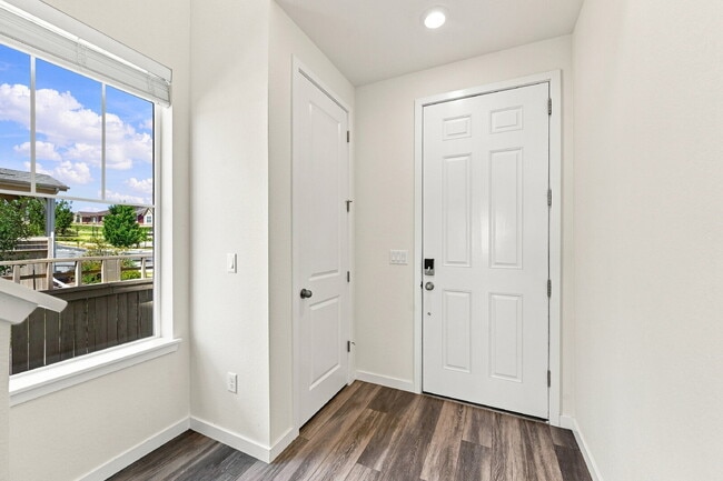 Building Photo - $2,995.95-3-Bed, 2.5-Bath Updated Townhouse in Broomfield!