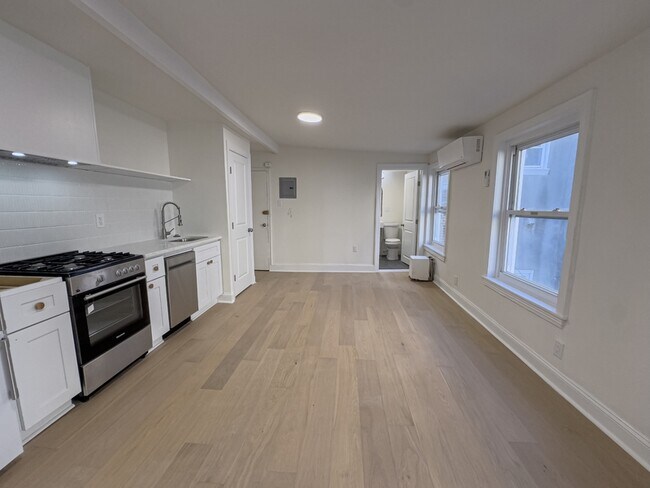 Building Photo - 2039 Green St