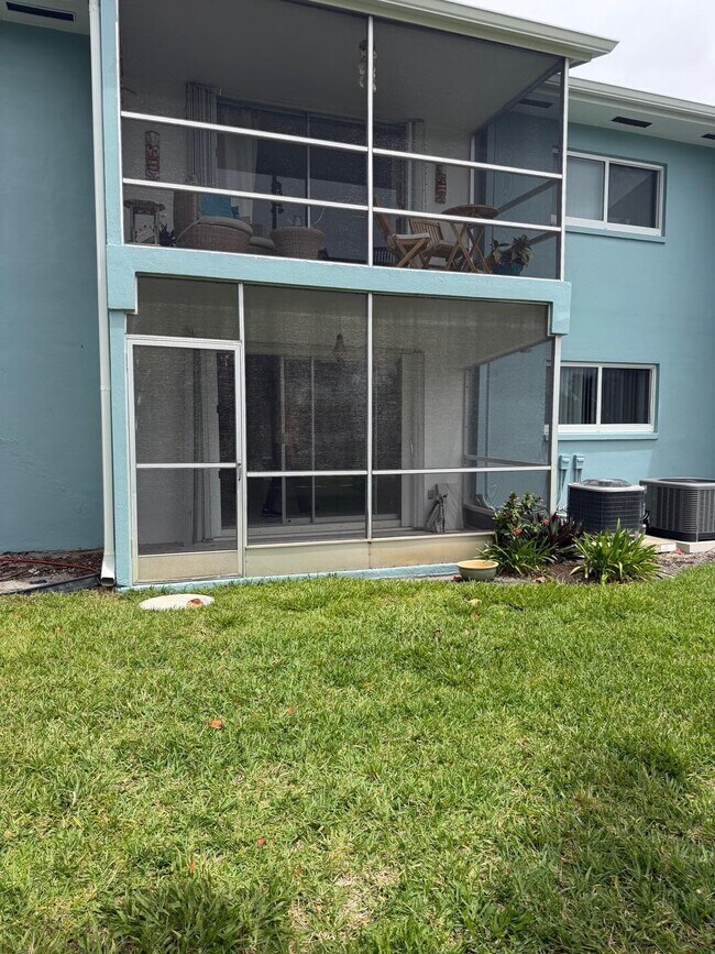 Building Photo - 1100 Pine Dr