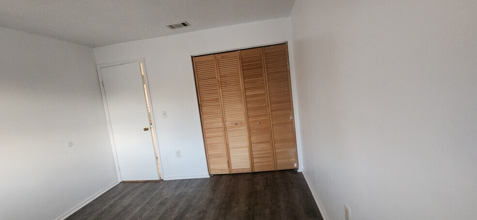 Building Photo - 1552 University Ln