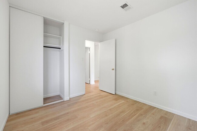 Building Photo - Spacious 4-bedroom 2-Bath in Desirable Area in Walnut Creek!