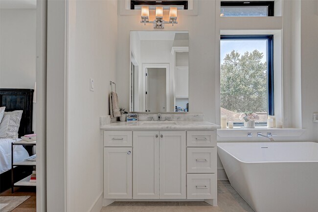 Building Photo - 1506 W 43rd St