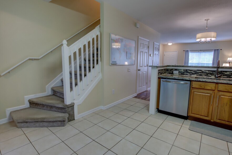 Building Photo - 874 Vineland Pl