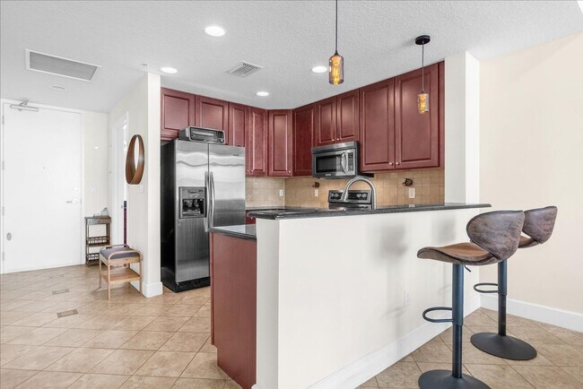 Building Photo - “Live Steps from Lake Eola in Thornton Park District”