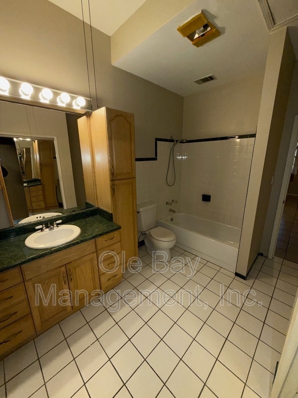 Building Photo - 427 Myrtlewood Ave