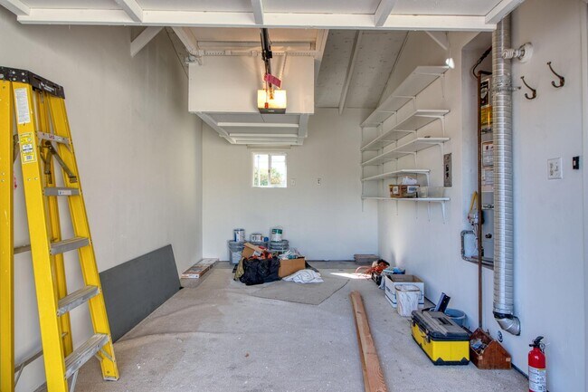 Building Photo - 250 Gloxina St