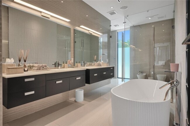 Building Photo - 5501 Pine Tree Dr