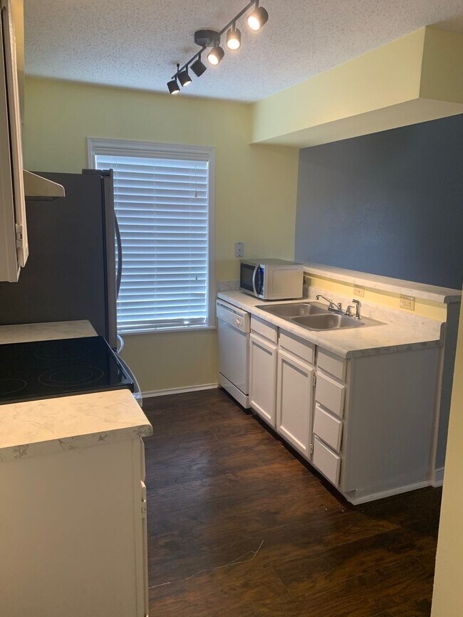 Building Photo - Ready for Move In  Nice & Clean 1 Bedroom ...