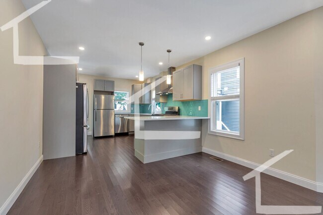 Building Photo - Huge 5 bed in Medford