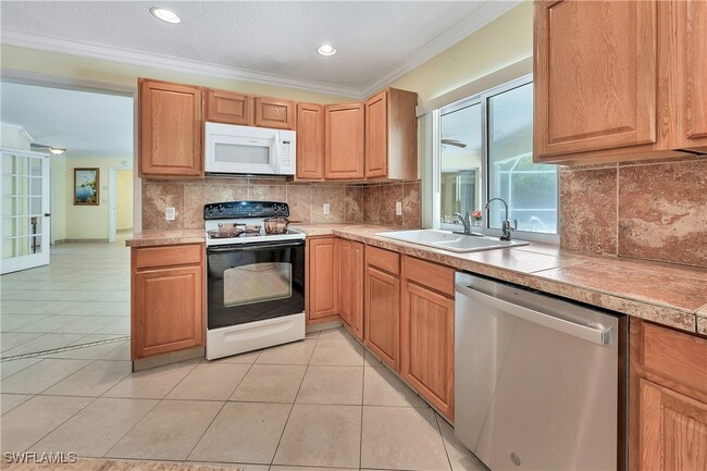 Building Photo - 639 Pompano Dr
