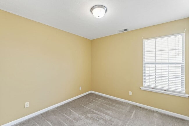 Building Photo - 3 bedroom 2 bath house for rent in abeautiful neighborhood.
