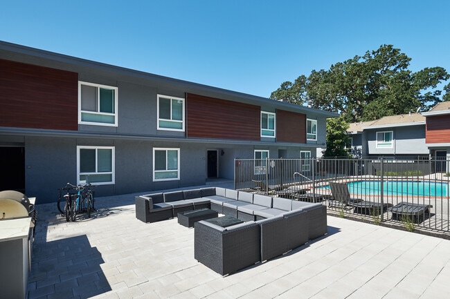 Lafayette EXT Courtyard1 (3) - Ladera Apartments