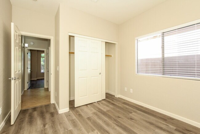 Building Photo - 2523 W Amber Sun Dr